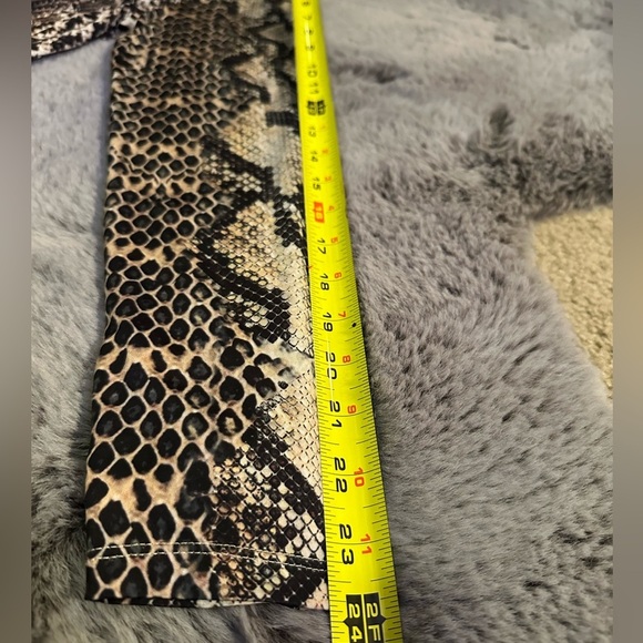ELIE TAHARI
Snake-Print Long-Sleeve simply fabulous Blouse size M - Picture 9 of 12